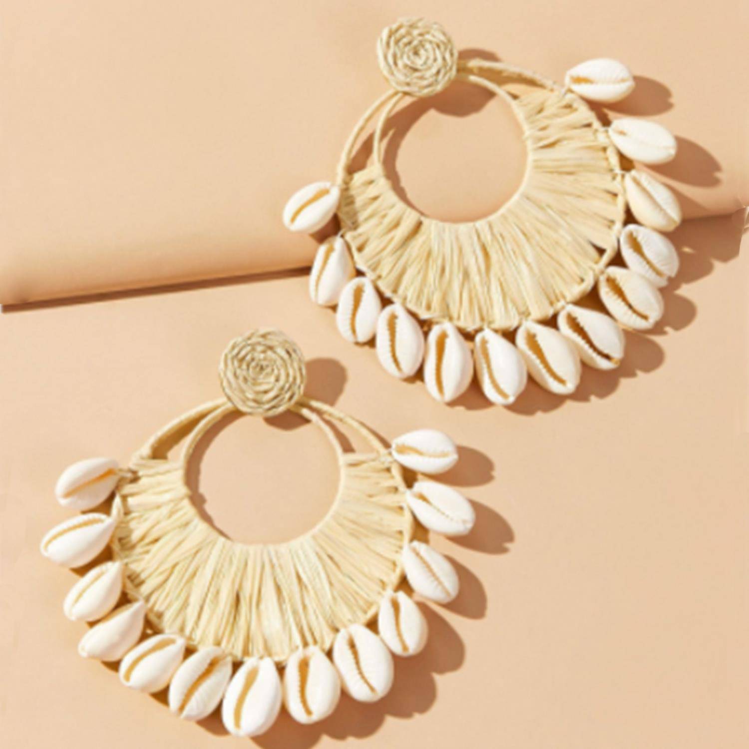 SEASHELL RAFFIA ROUND EARRING